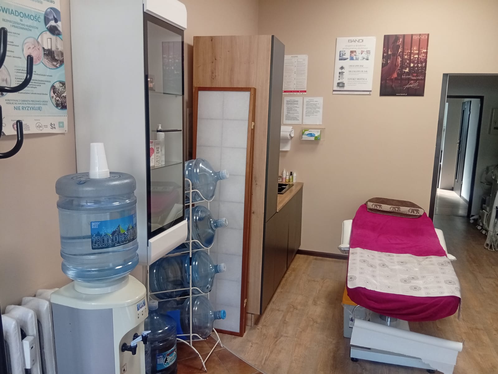 Przestrzeń salonu przygotowana do wizyty